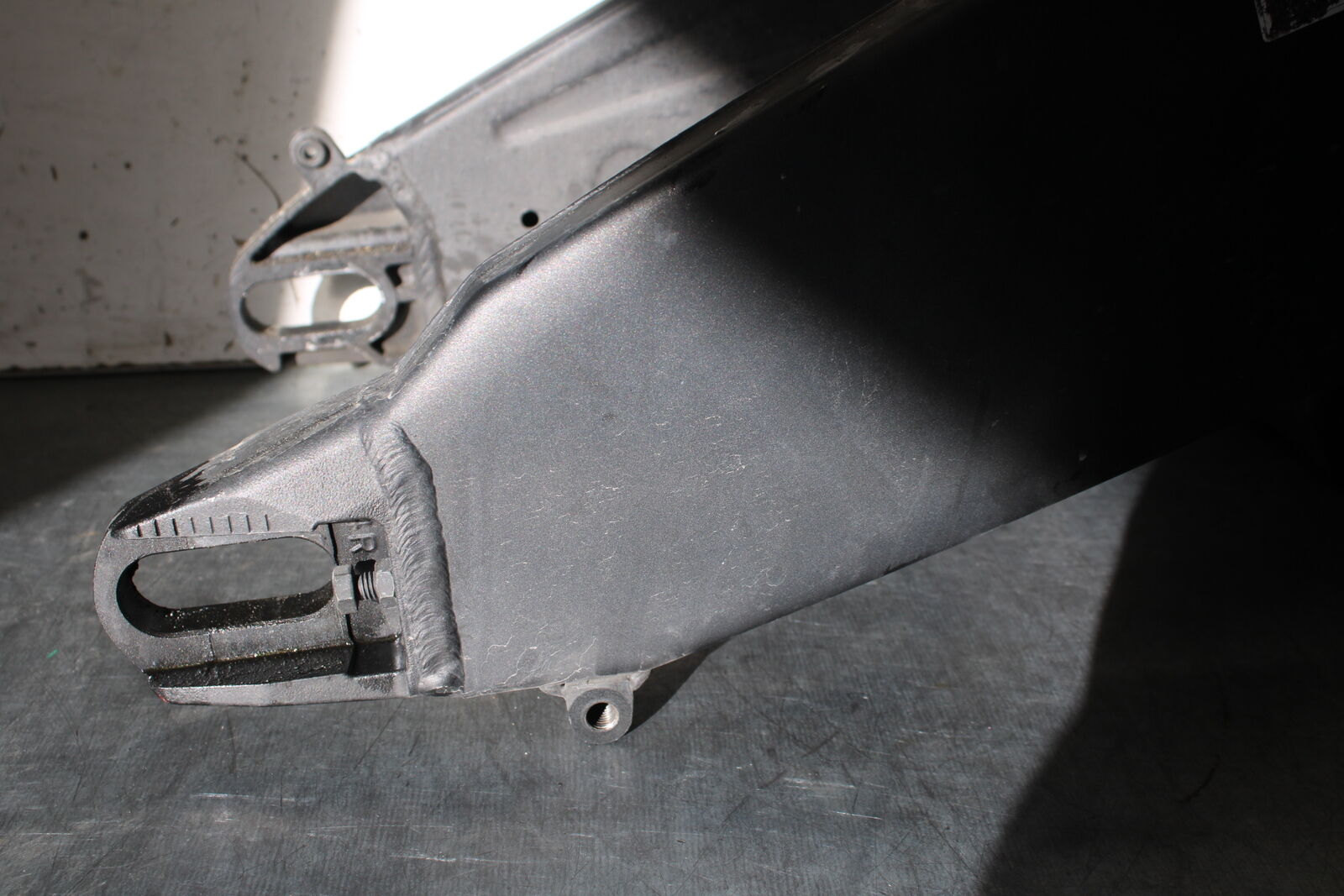 09-12 KAWASAKI NINJA ZX6R REAR SWINGARM BACK SWING ARM 33001-0212 BB698