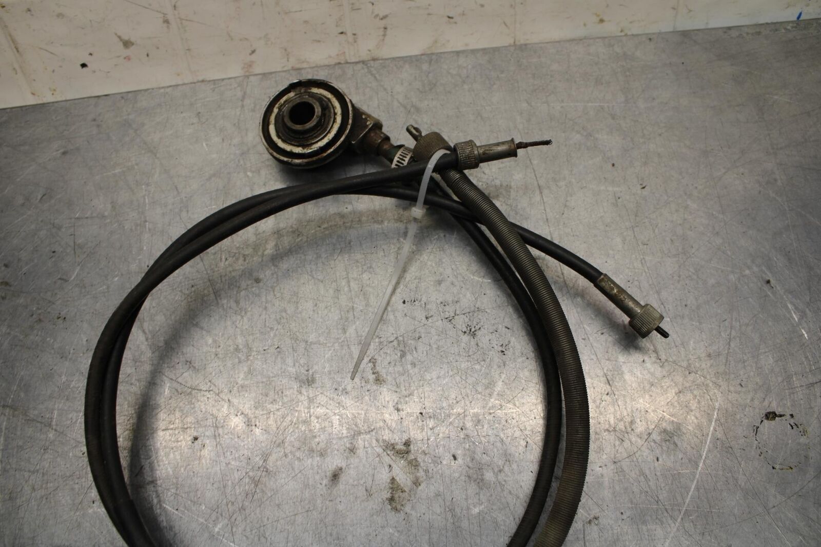 75 SUZUKI GT 550 SPEEDOMETER DRIVE SPEEDO LINE BB72