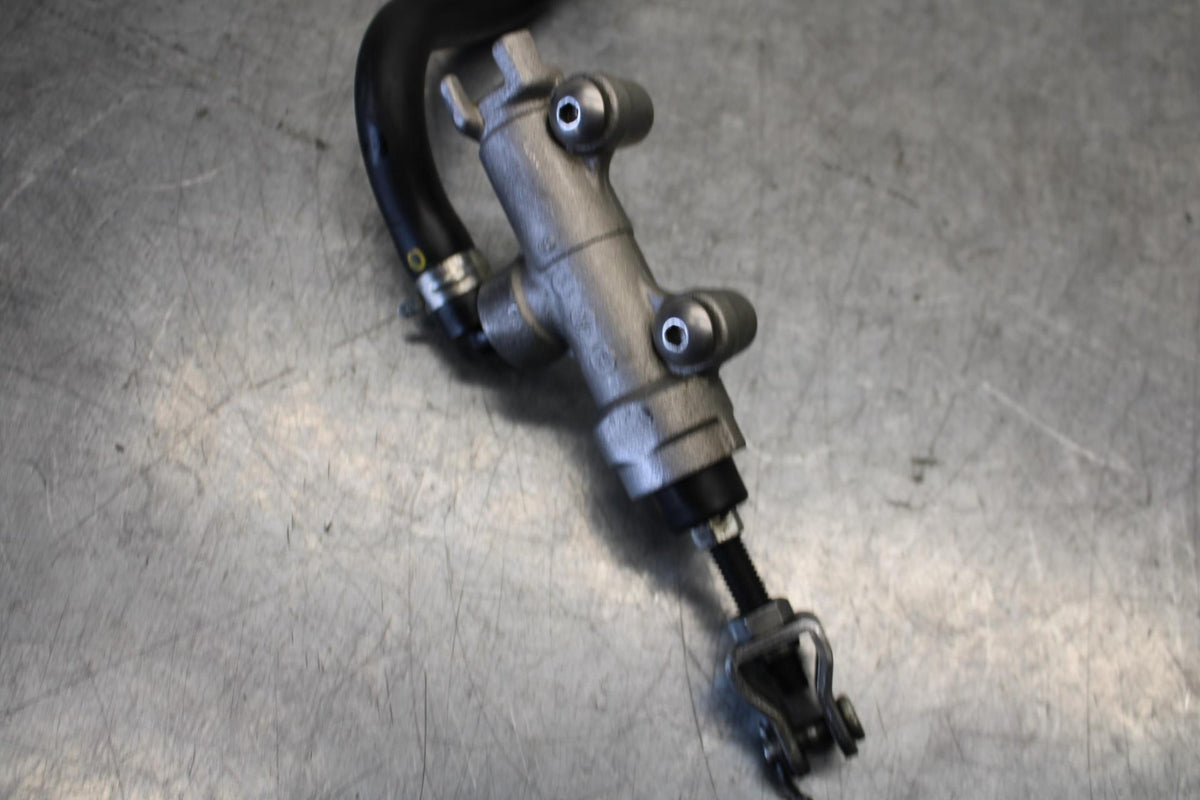 08-10 SUZUKI GSXR 600  REAR BACK BRAKE MASTER CYLINDER W RESERVOIR BB101