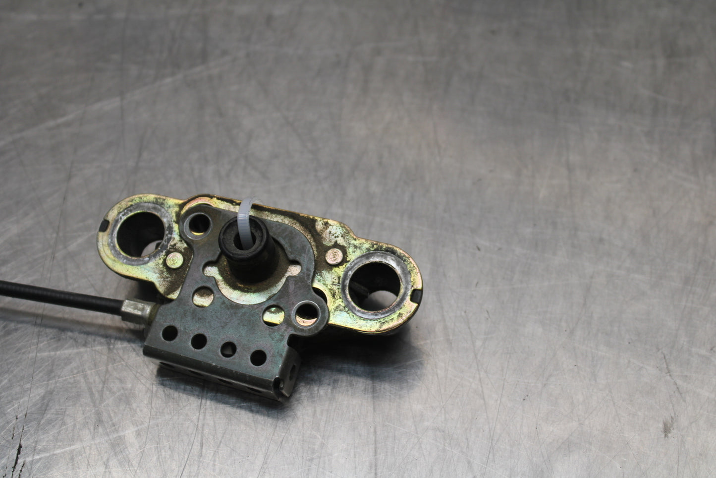 04-05 KAWASAKI NINJA ZX10R REAR PASSENGER SEAT LATCH LOCK ASSEMBLY BB163