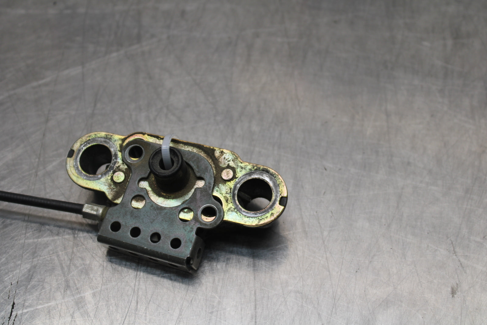 04-05 KAWASAKI NINJA ZX10R REAR PASSENGER SEAT LATCH LOCK ASSEMBLY BB163