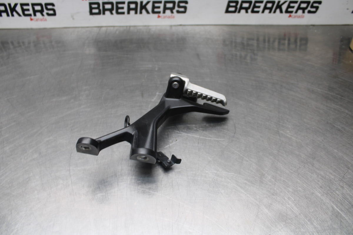 18-26 KAWASAKI Z400 LEFT RIGHT REAR PILLION PEG BRACKETS MOUNTS BB852