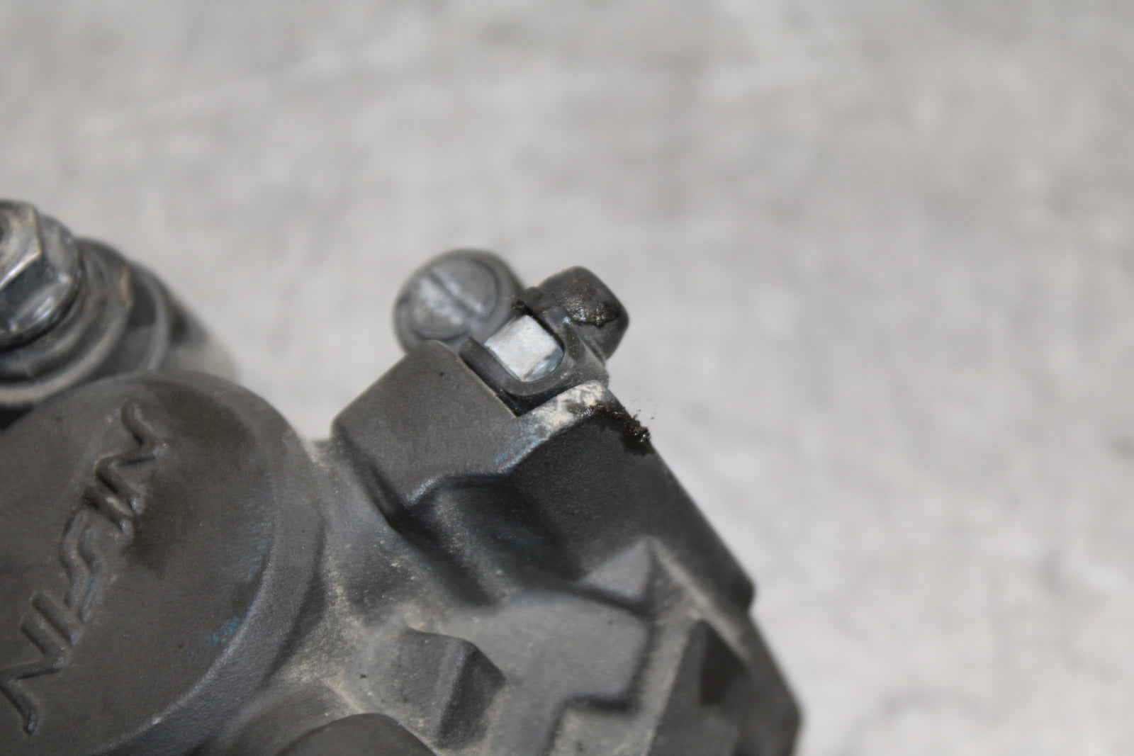 07-08 YAMAHA YZF R1 REAR BACK BRAKE CALIPER W MOUNT BRACKET BB724