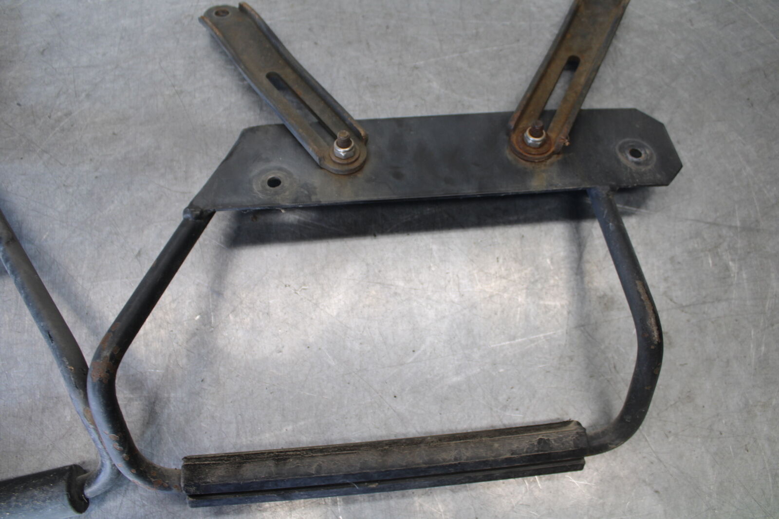 05-09 SUZUKI BOULEVARD C90 SADDLEBAG CASE MOUNTING BRACKET MOUNT BB692