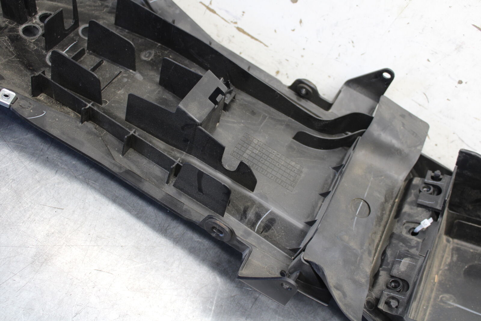 18-23 KAWASAKI NINJA 400 REAR BACK TAIL UNDERTAIL BATTERY TRAY PLASTIC BB679