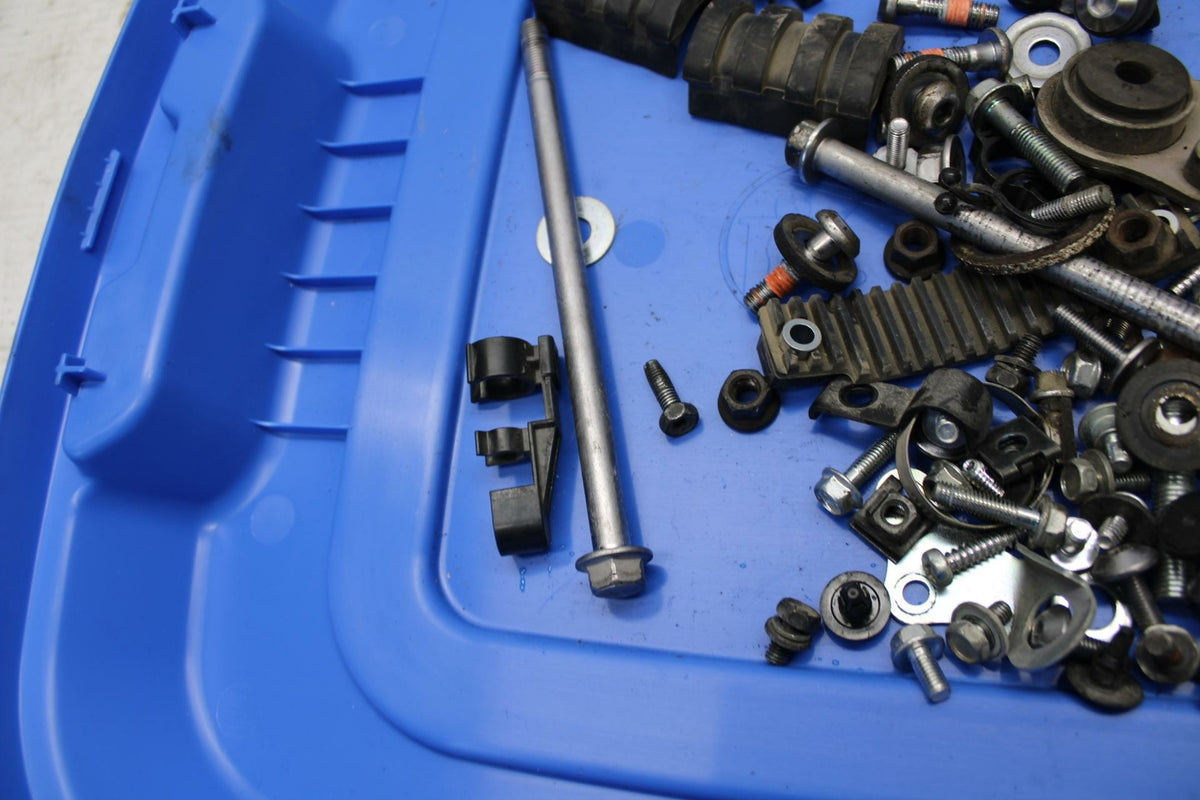 09 YAMAHA FZ6 ENGINE MOUNTING BOLTS HARDWARE MOTOR SCREWS BB295