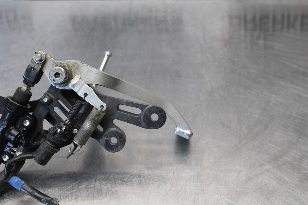 22-25 YAMAHA YZF R7 RIGHT REARSET REAR SET DRIVER FOOT PEG REST STOP BB176