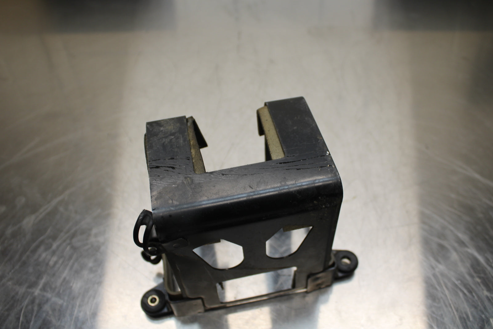 86 SUZUKI GS750ES REAR BACK TAIL UNDERTAIL BATTERY TRAY PLASTIC BB140