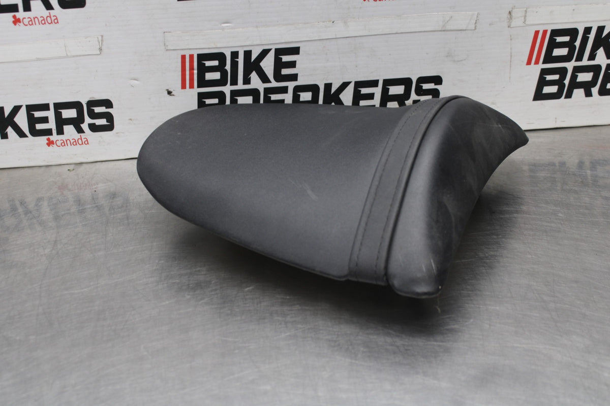 03-04 KAWASAKI Z1000 REAR BACK PASSENGER TANDEM SEAT PAD SADDLE PILLION BB164