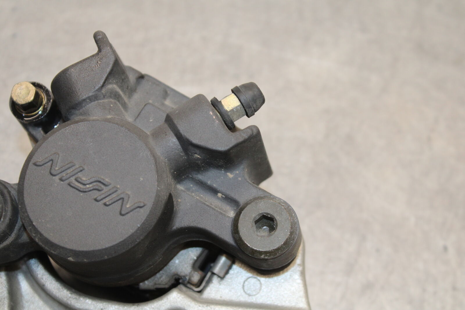 05-06 HONDA CBR600RR REAR BACK BRAKE CALIPER W MOUNT BRACKET BB655