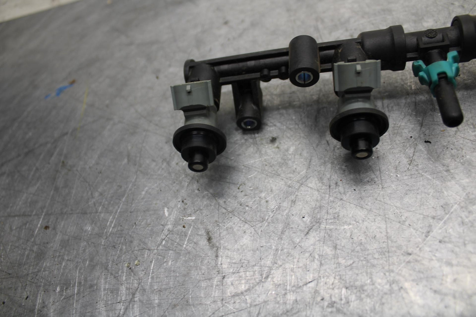 2007 Honda CBR600RR SECONDARY FUEL INJECTORS TOP AIRBOX GAS RAIL  BB42