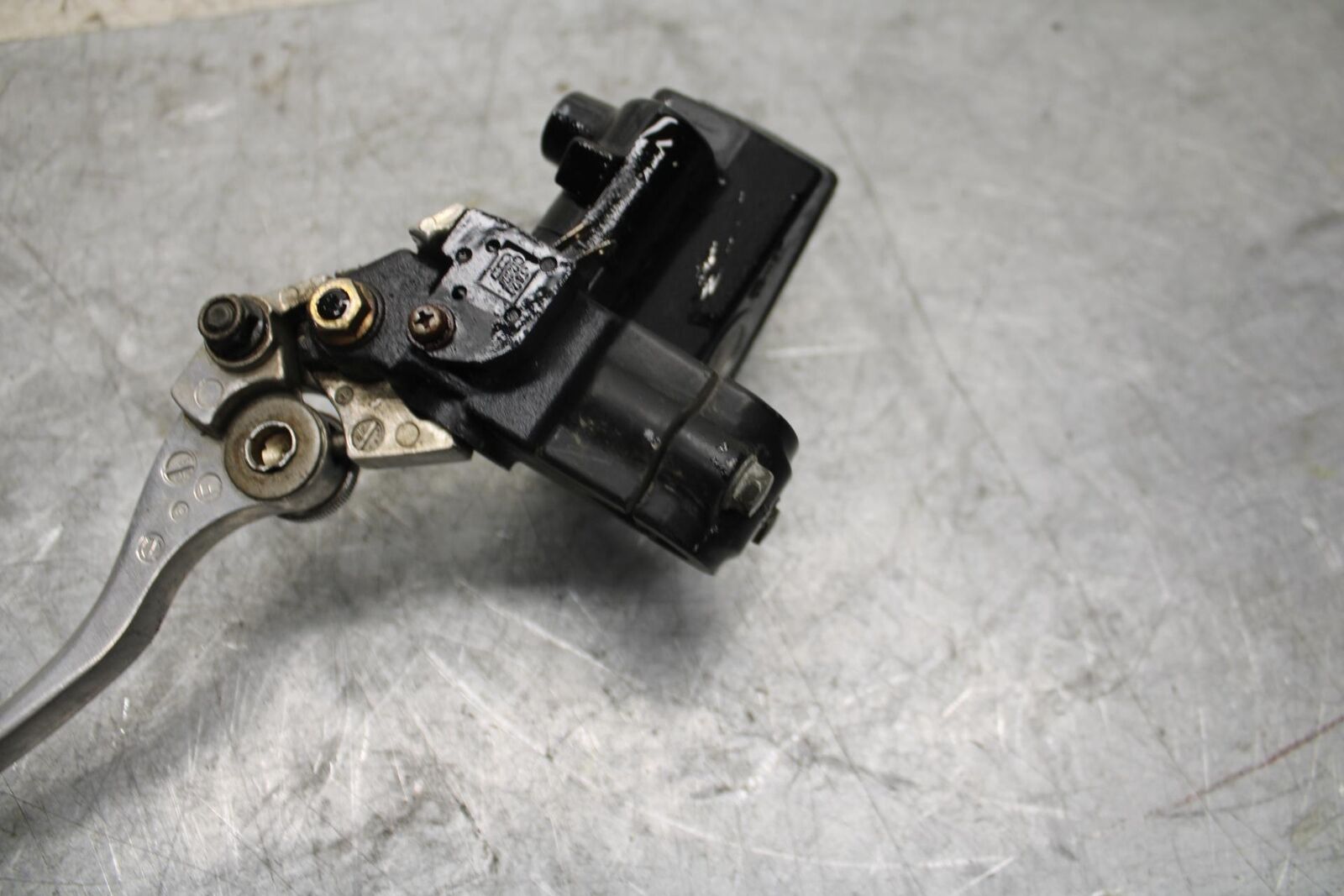 1993 Suzuki GSXR1100W FRONT BRAKE MASTER CYLINDER w/ LEVER BB46