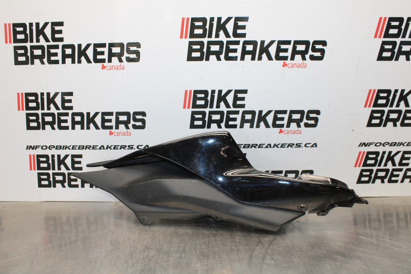 22-25 YAMAHA YZF R7 RIGHT REAR BACK TAIL FAIRING COWL SHROUD BB176