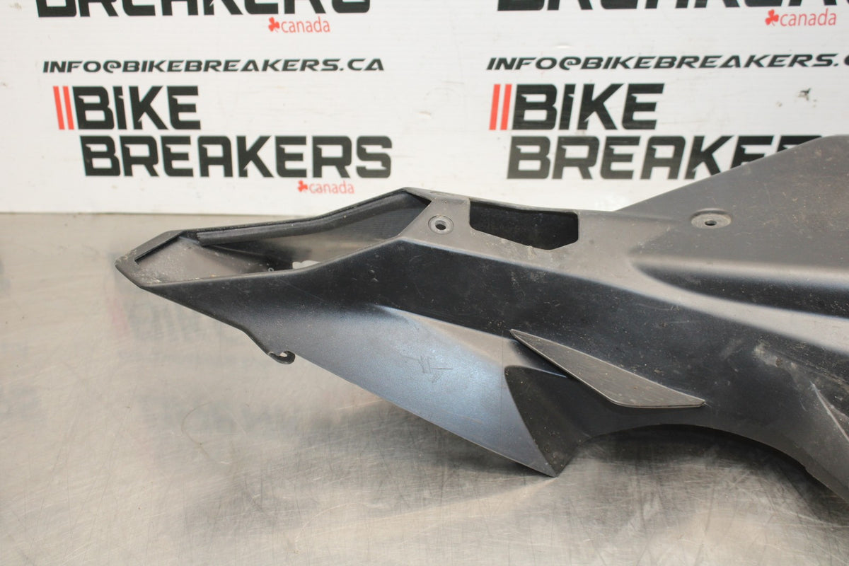 18 YAMAHA YZF R1  REAR BACK TAIL UNDERTAIL FAIRING COWL FENDER BB838