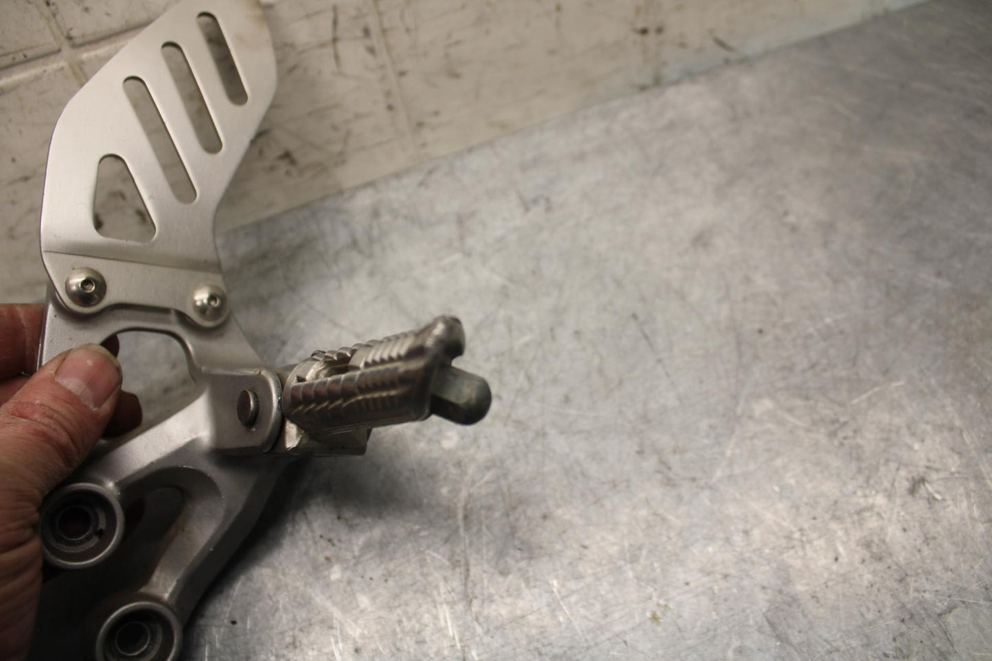 2006 Suzuki GSXR750 LEFT REARSET REAR SET DRIVER FOOT PEG REST STOP BB40