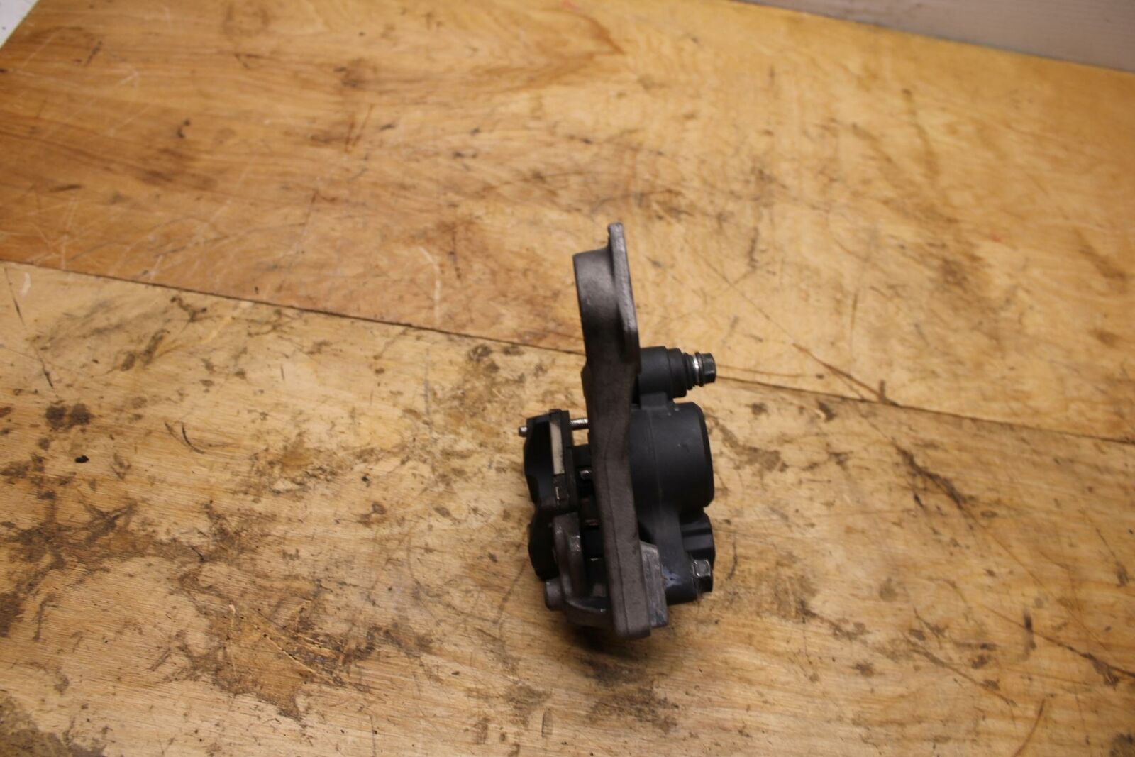 07-08 YAMAHA YZF R1 REAR BACK BRAKE CALIPER W MOUNT BRACKET BB333