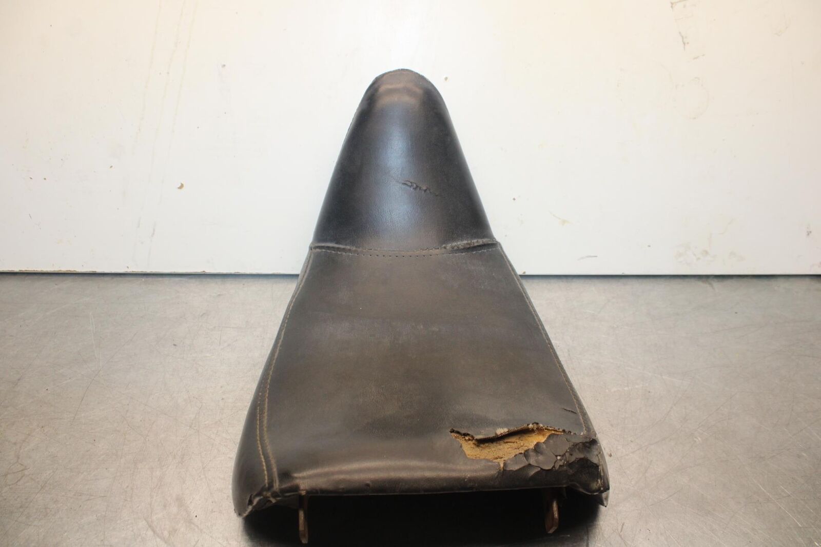 1988 Yamaha FZ600 FRONT DRIVERS SEAT PAD SADDLE BB601