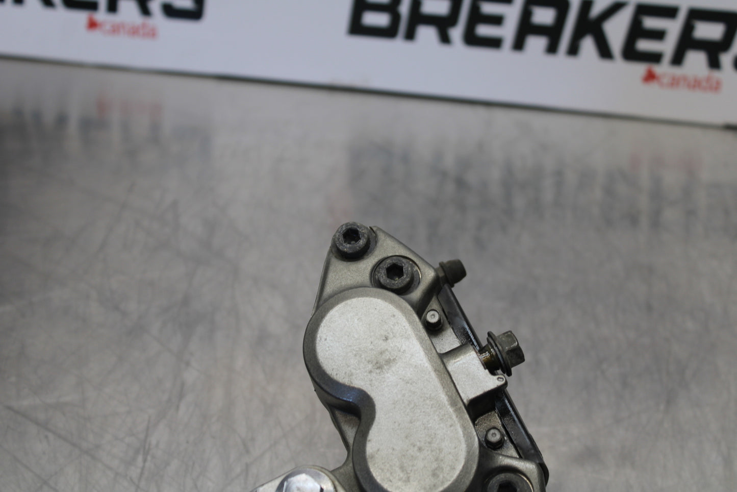 04 YAMAHA ROAD STAR XV1700A REAR BACK BRAKE CALIPER W MOUNT BRACKET BB155