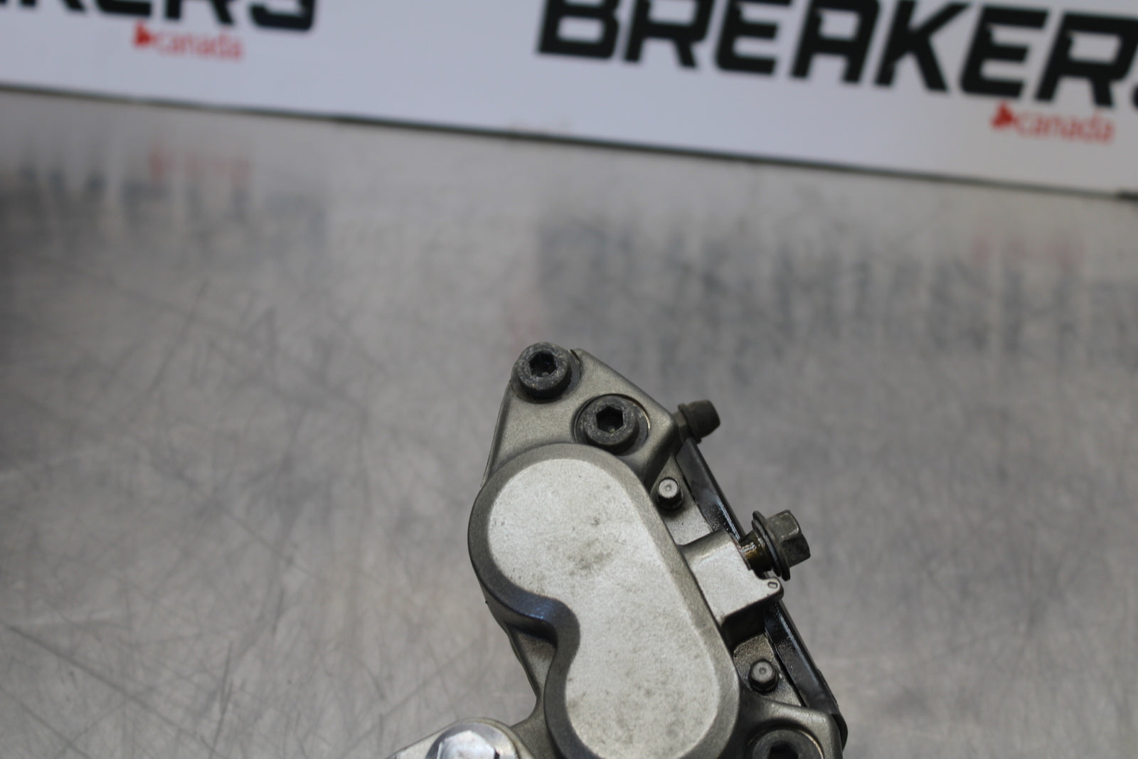 04 YAMAHA ROAD STAR XV1700A REAR BACK BRAKE CALIPER W MOUNT BRACKET BB155