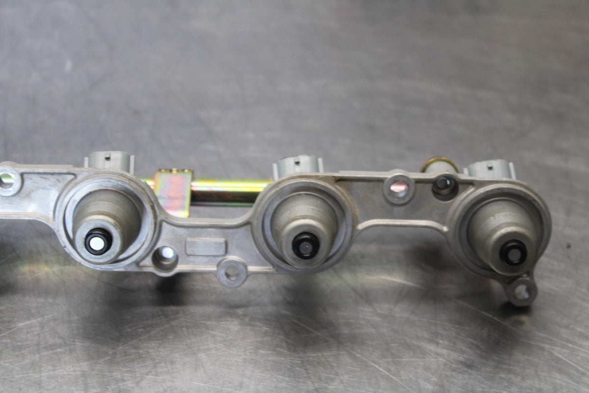 05-06 HONDA CBR600RR SECONDARY FUEL INJECTORS TOP AIRBOX GAS RAIL BB893