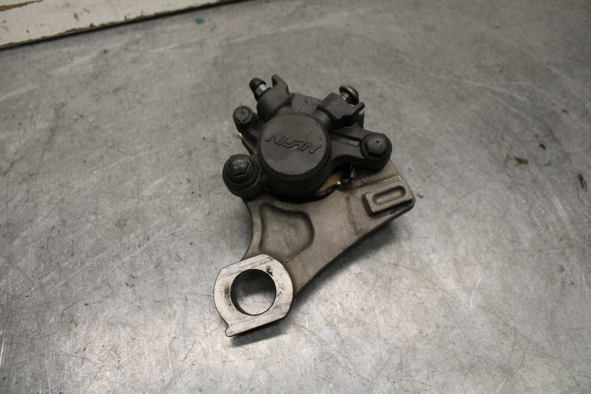 04-06 YAMAHA YZF R1 REAR BACK BRAKE CALIPER W MOUNT BRACKET BB659