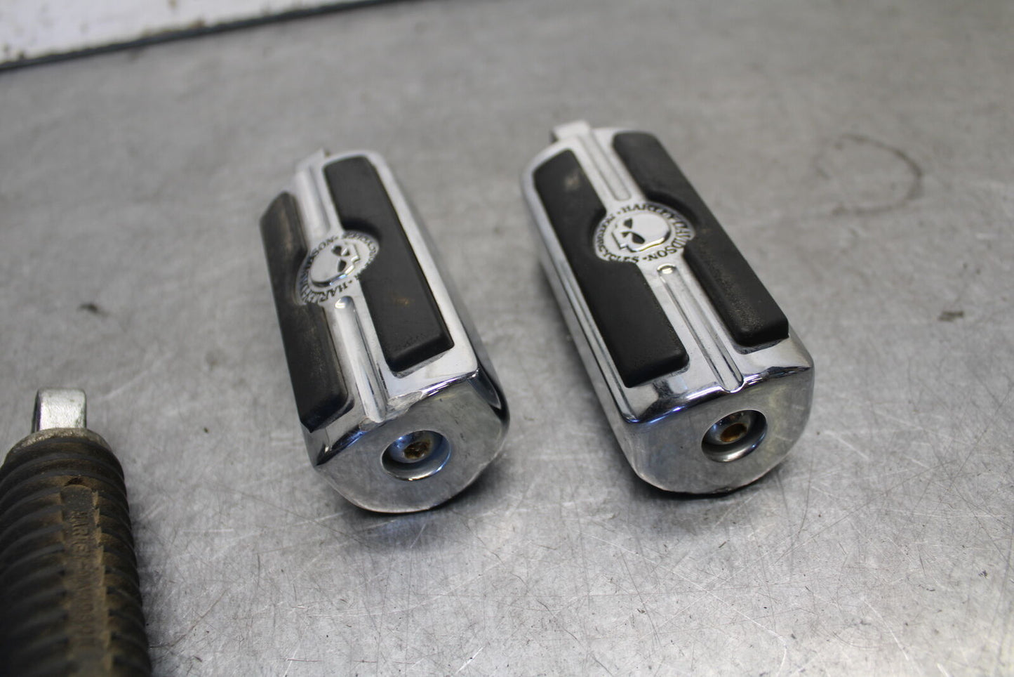 04-16 HARLEY-DAVIDSON SPORTSTER 883 FRONT REAR FOOT RESTS PEGS SET PAIR BB680