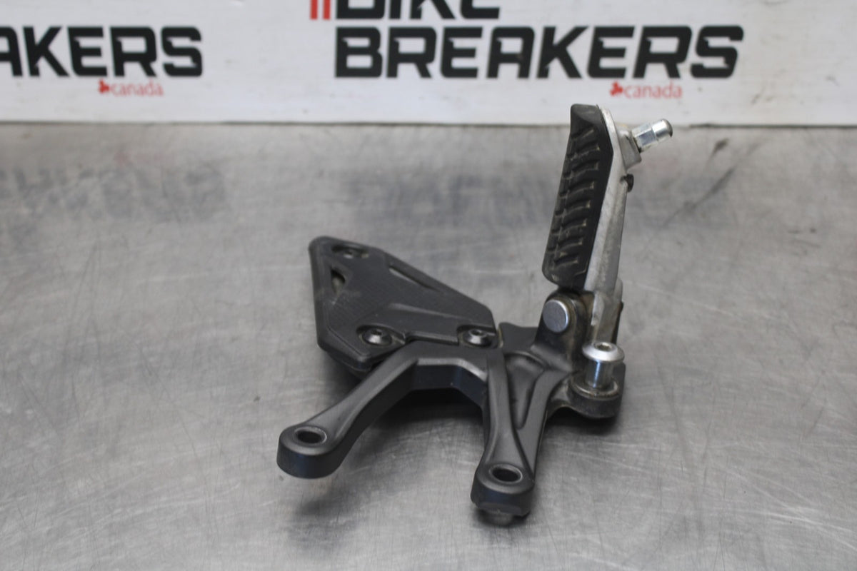 25 KAWASAKI Z900 LEFT REARSET REAR SET DRIVER FOOT PEG REST STOP BB928