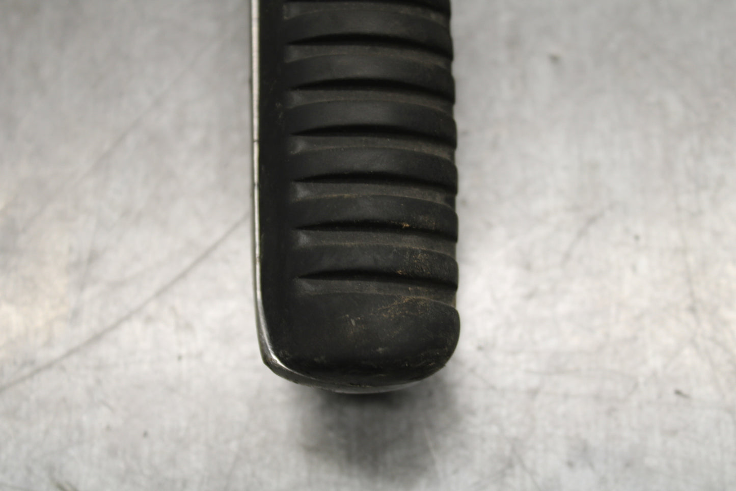 00-02 KAWASAKI NINJA ZX6R LEFT FRONT FOOT REST PEG STEP BB750