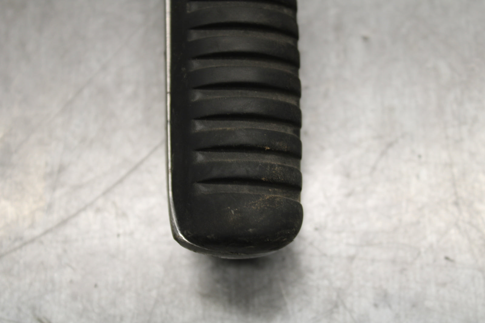 00-02 KAWASAKI NINJA ZX6R LEFT FRONT FOOT REST PEG STEP BB750