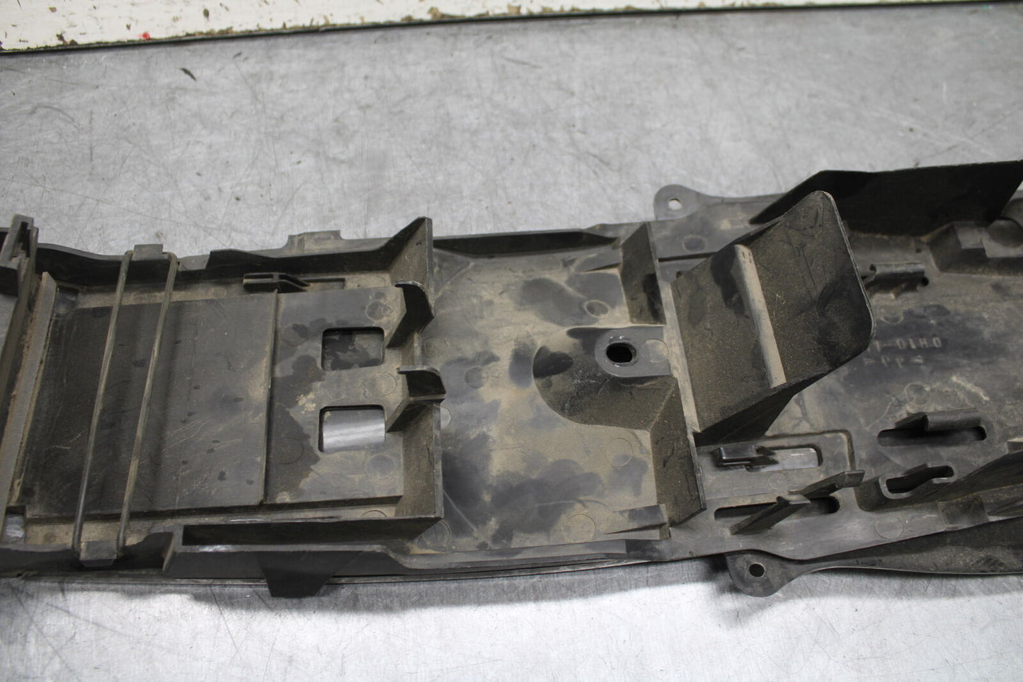 11-23 SUZUKI GSXR 750 REAR BACK TAIL UNDERTAIL BATTERY TRAY PLASTIC BB55