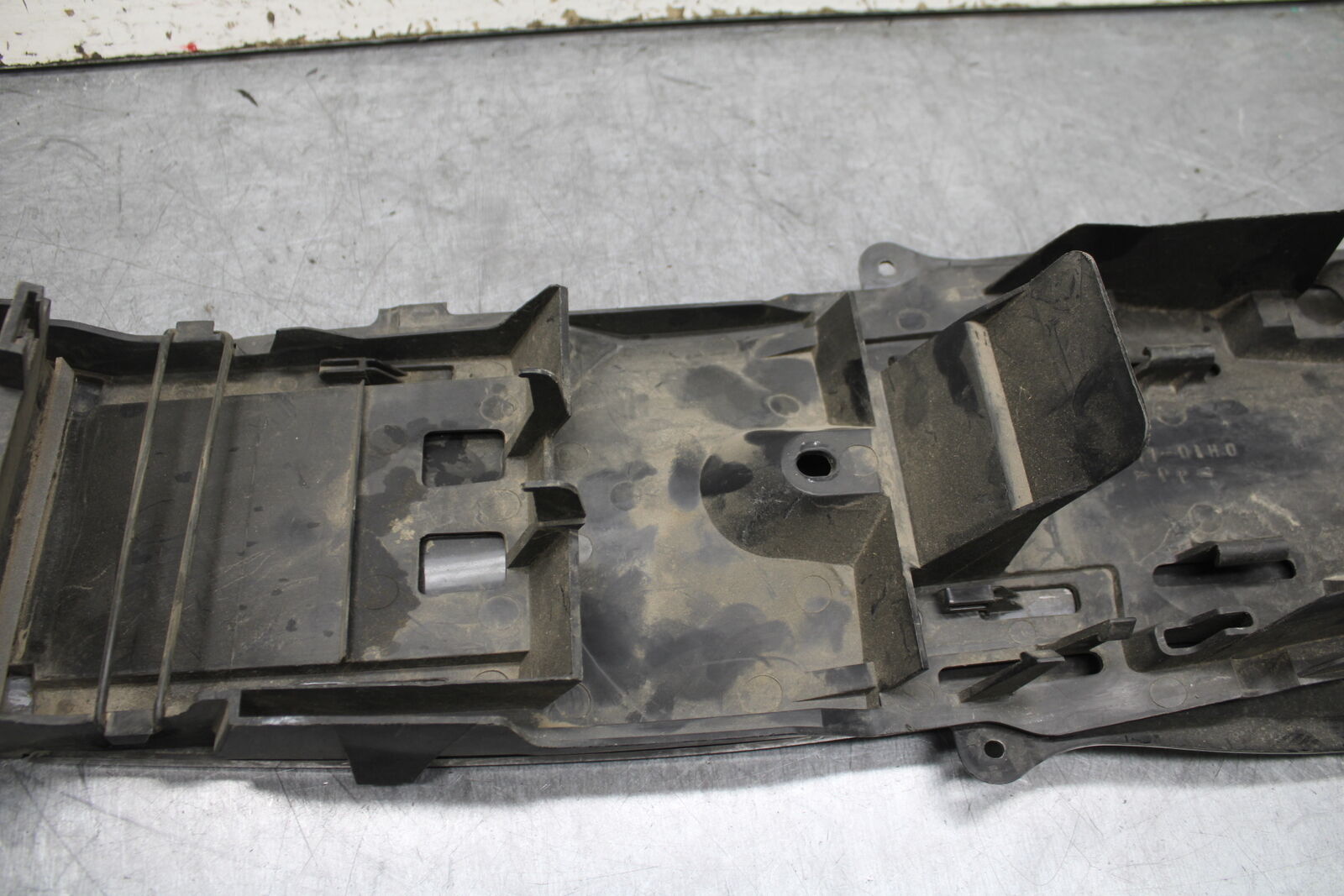 11-23 SUZUKI GSXR 750 REAR BACK TAIL UNDERTAIL BATTERY TRAY PLASTIC BB55