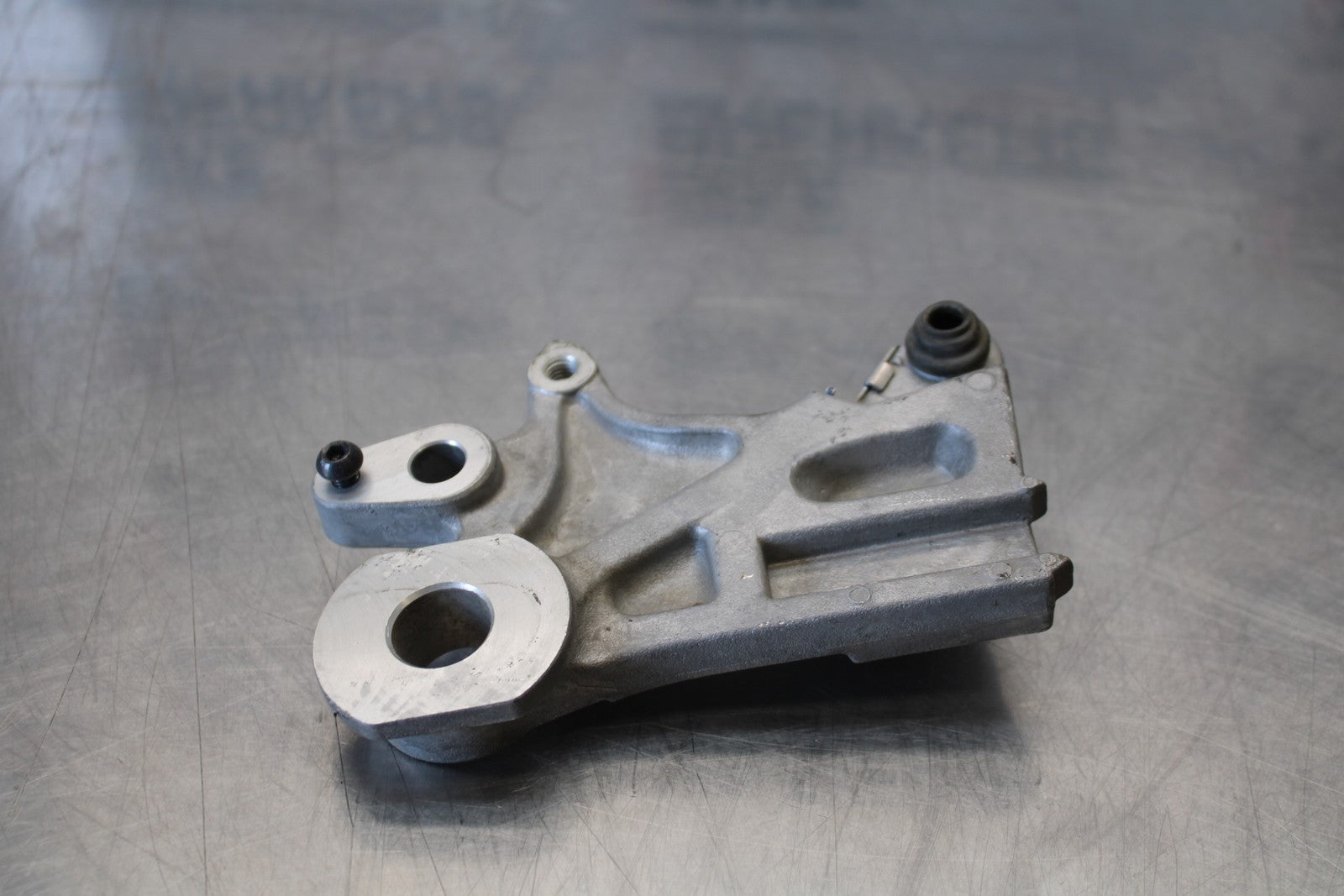 22-25 YAMAHA YZF R7 REAR BRAKE CALIPER HANGER BACK MOUNTING BRACKET BB176