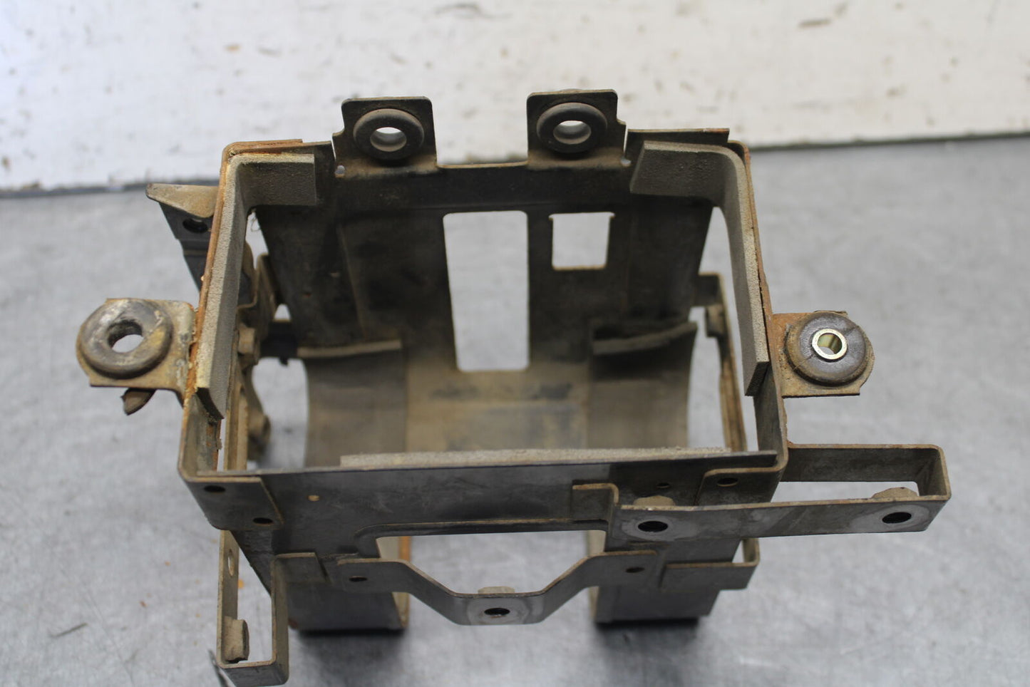 85-86 SUZUKI MADURA 1200 BATTERY TRAY BOX HOLDER  BB691