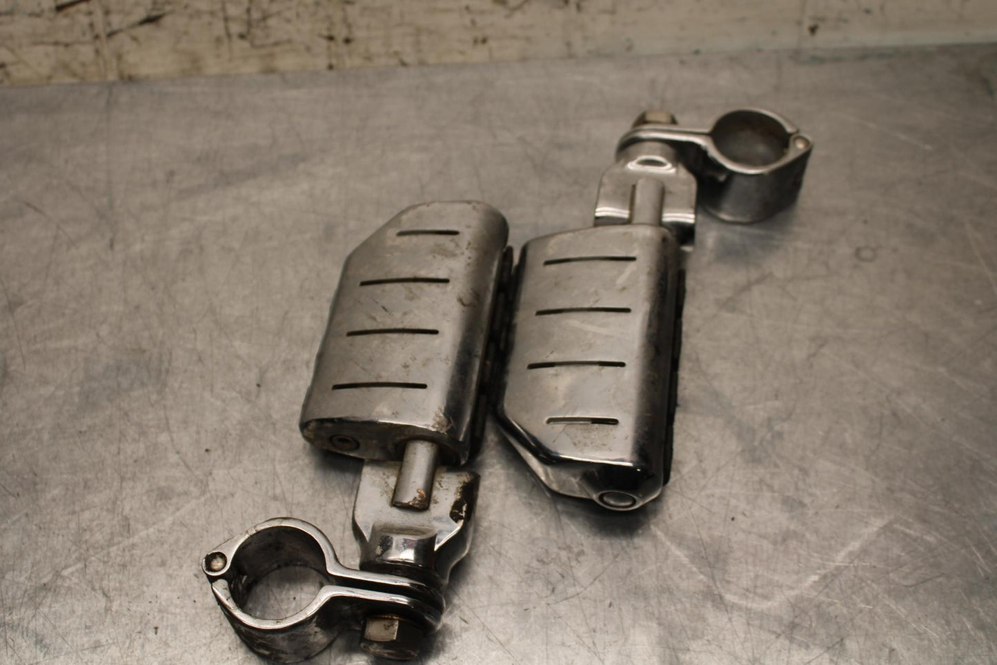 2005 Kawasaki Vulcan 1600 VN1600A Classic FRONT FOOT RESTS PEGS SET PAIR BB574