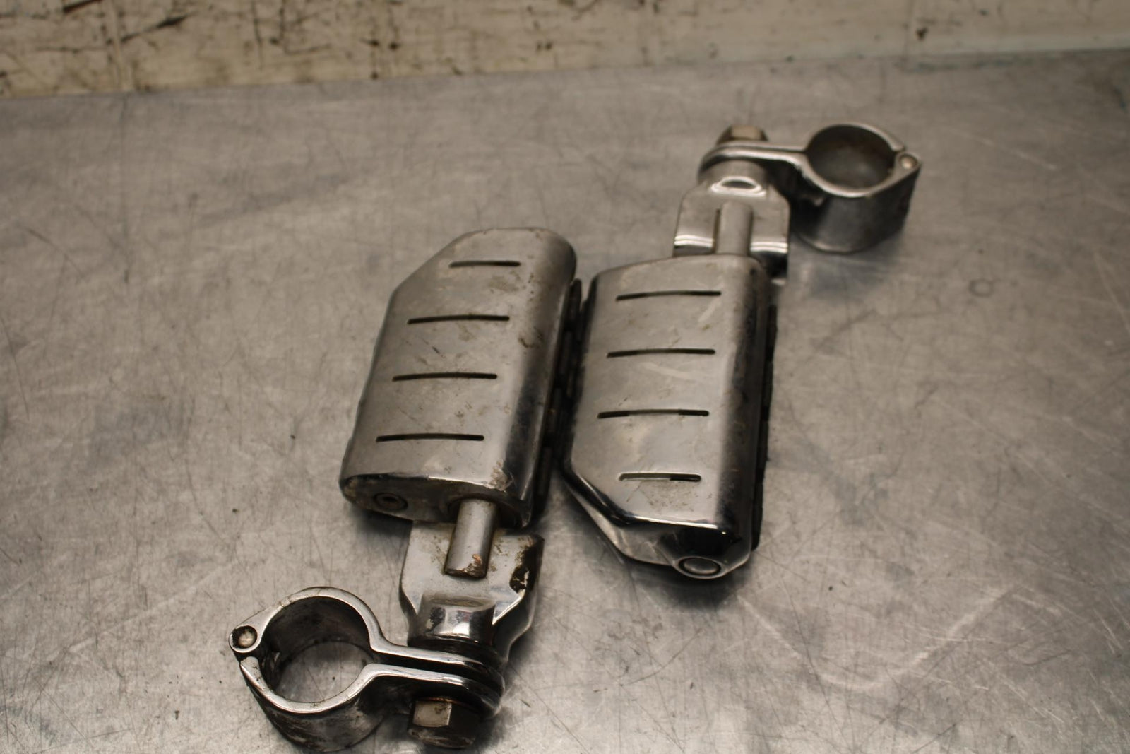 2005 Kawasaki Vulcan 1600 VN1600A Classic FRONT FOOT RESTS PEGS SET PAIR BB574