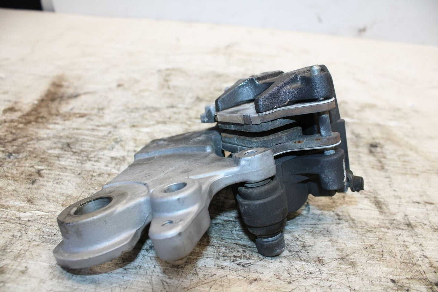 17-19 YAMAHA FZ09 REAR BACK BRAKE CALIPER W MOUNT BRACKET BB310