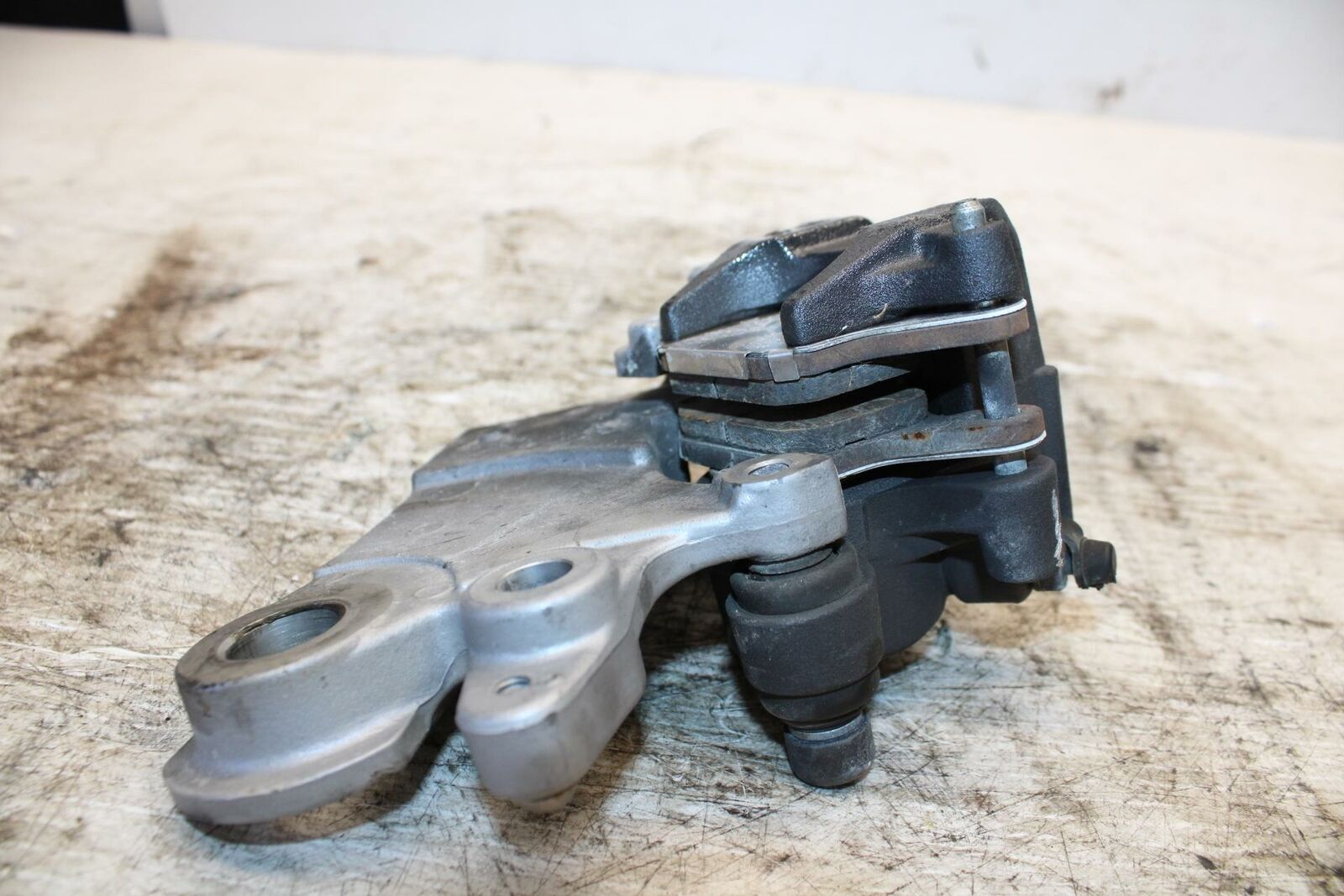 17-19 YAMAHA FZ09 REAR BACK BRAKE CALIPER W MOUNT BRACKET BB310
