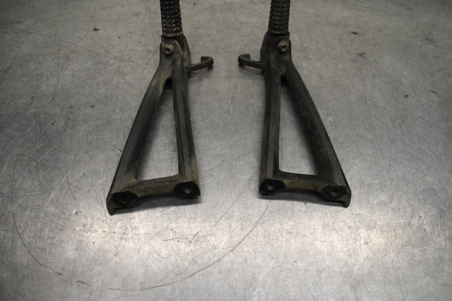 06-07 YAMAHA YZF R6 REAR BACK PASSENGER PEG SET PAIR BB742