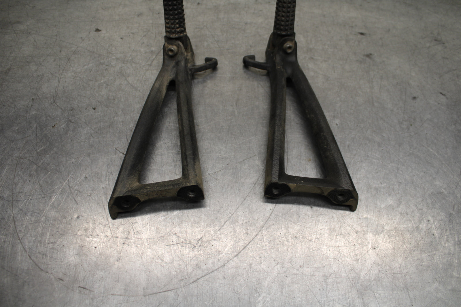06-07 YAMAHA YZF R6 REAR BACK PASSENGER PEG SET PAIR BB742