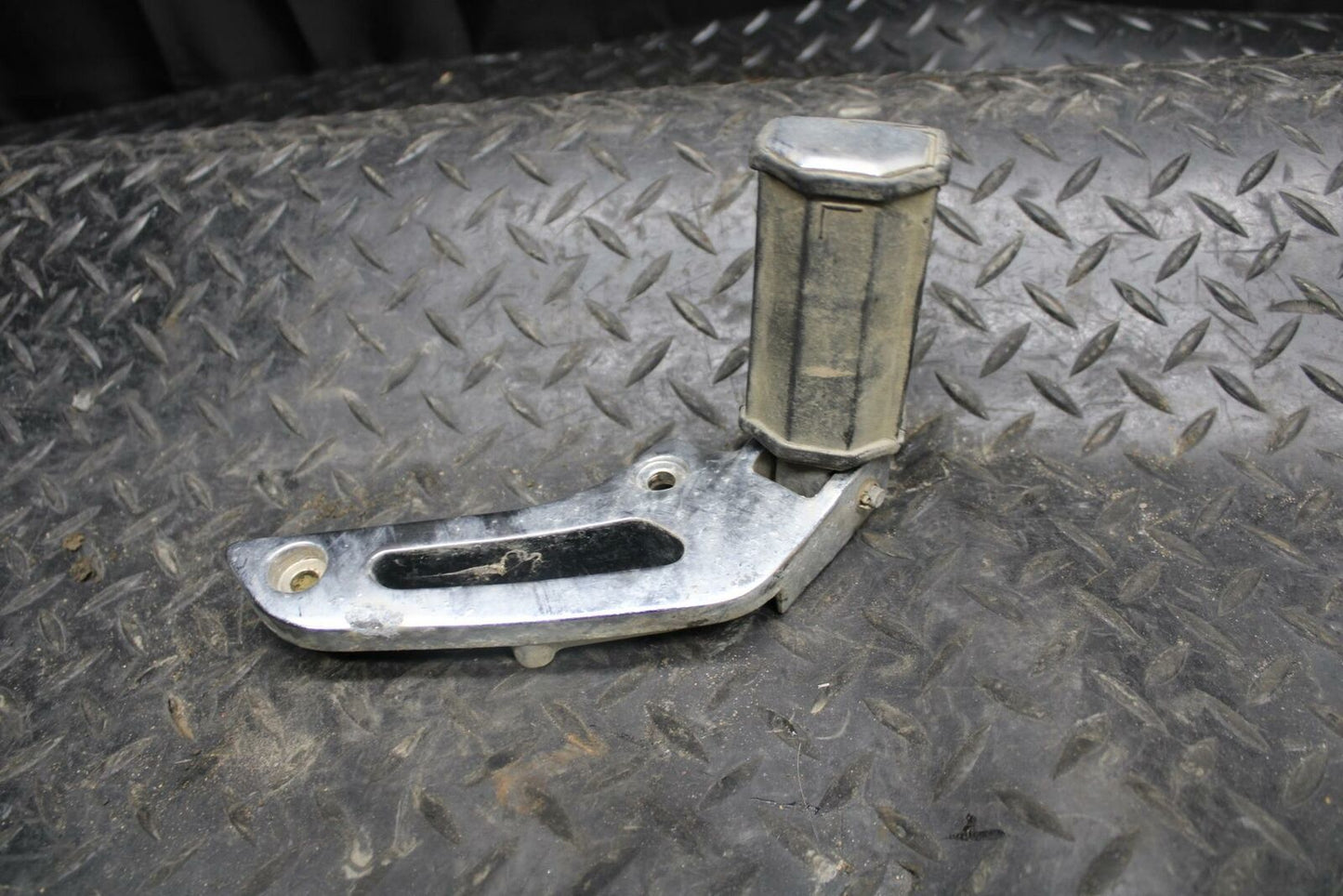 84-85 YAMAHA VIRAGO 1000 REAR  LEFT PASSENGER FOOT STEP PEG BB173