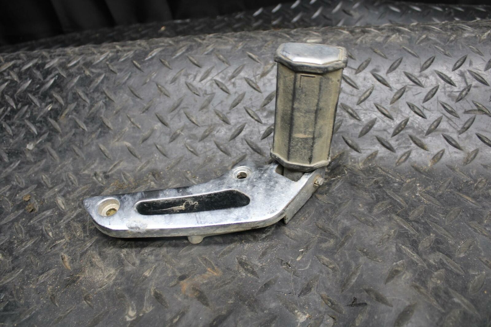 84-85 YAMAHA VIRAGO 1000 REAR  LEFT PASSENGER FOOT STEP PEG BB173