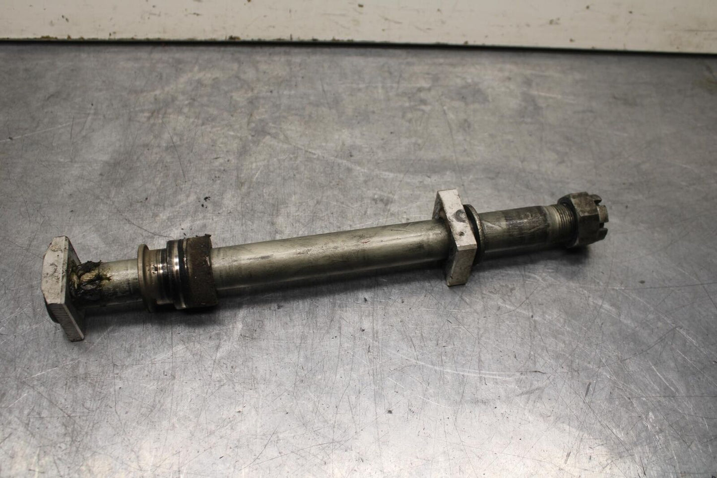 09-12 KAWASAKI NINJA ZX6R REAR AXLE BACK WHEEL RIM BOLT AXEL 41068-0035 BB617