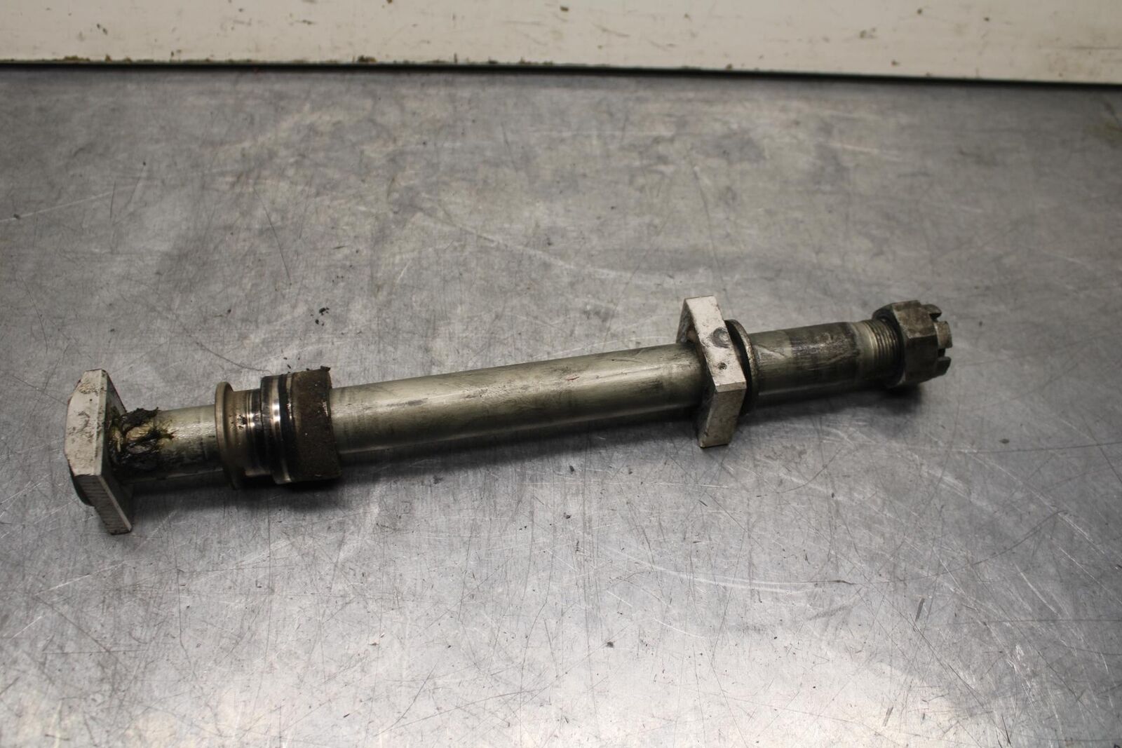 09-12 KAWASAKI NINJA ZX6R REAR AXLE BACK WHEEL RIM BOLT AXEL 41068-0035 BB617