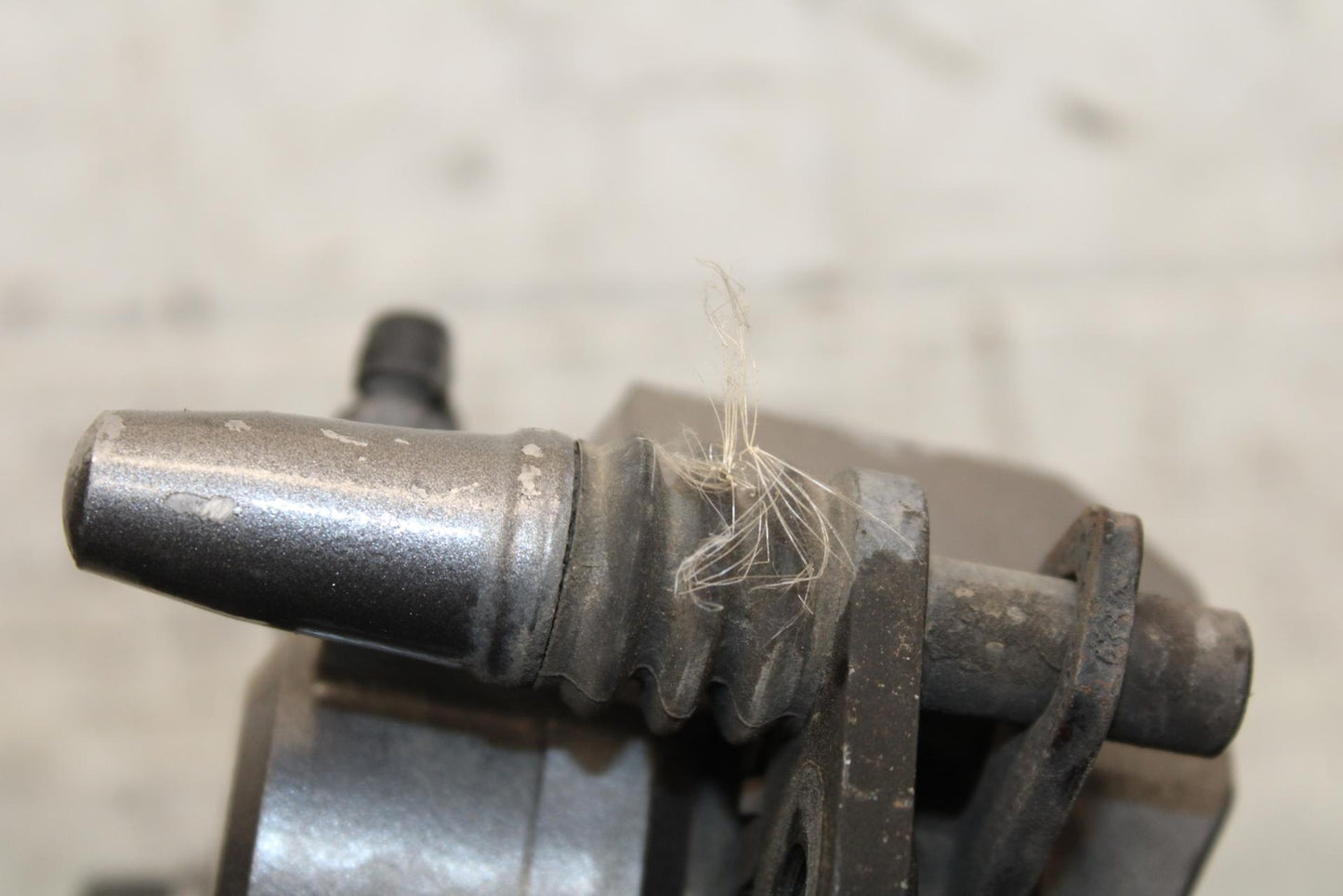 00-01 KAWASAKI ZZR600 REAR BACK BRAKE CALIPER W MOUNT BRACKET BB568