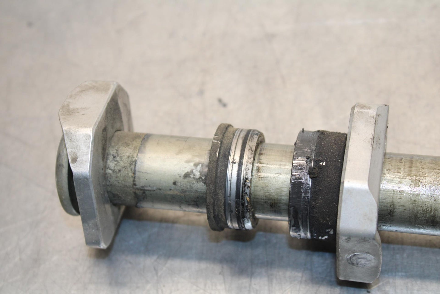 2008 Suzuki GSXR600 REAR AXLE BACK WHEEL RIM PIVOT BOLT AXEL 64711-49G00 BB593
