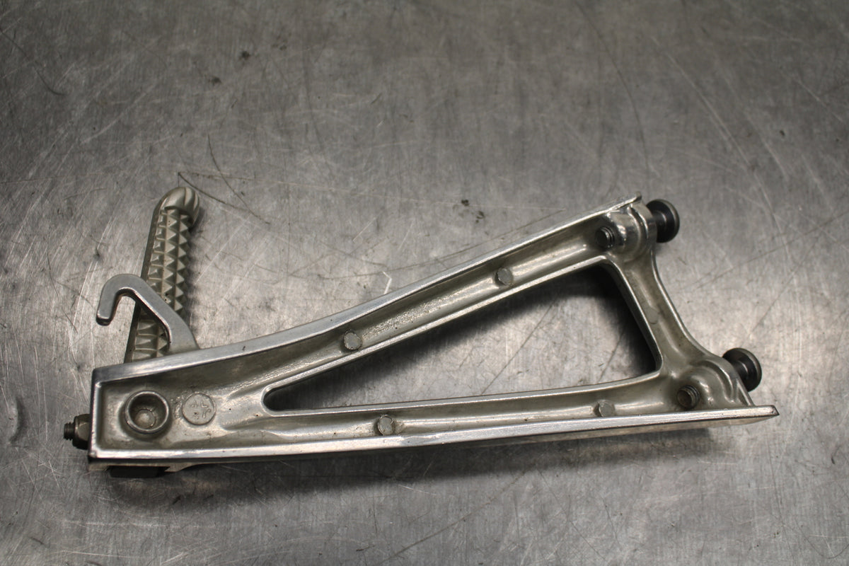 03-05 YAMAHA YZF R6  LEFT REAR BACK PASSENGER PEG BB132