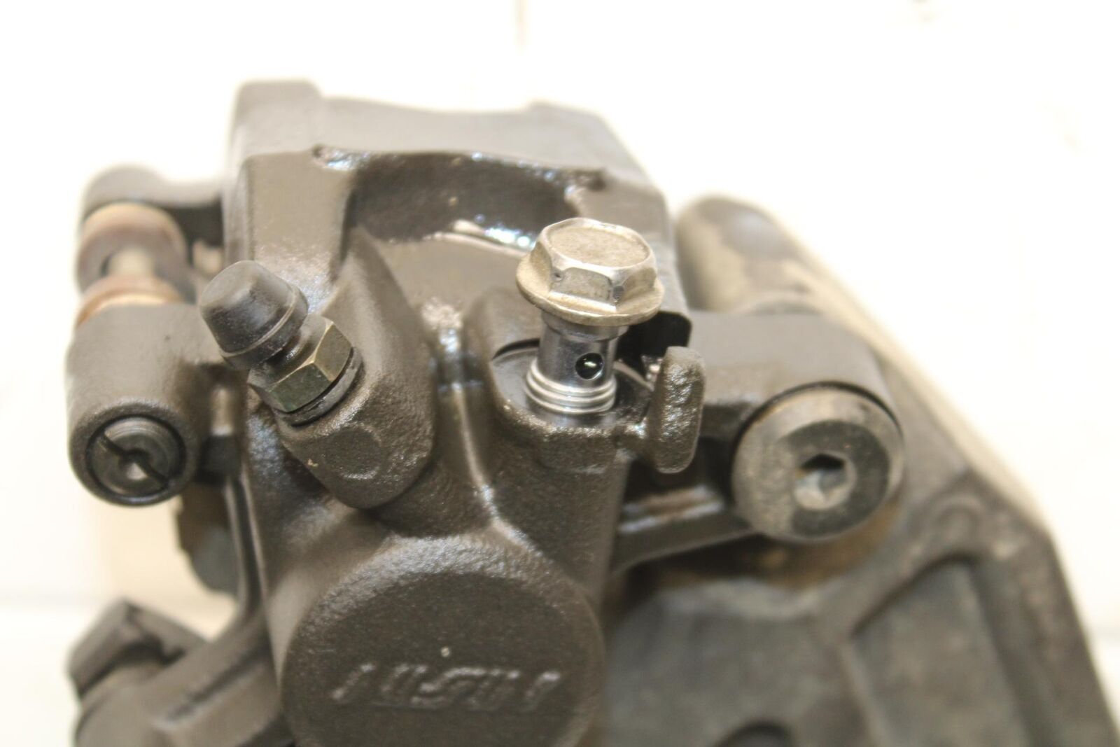 16-20 KAWASAKI ZX10R REAR BACK BRAKE CALIPER W MOUNT BRACKET BB591