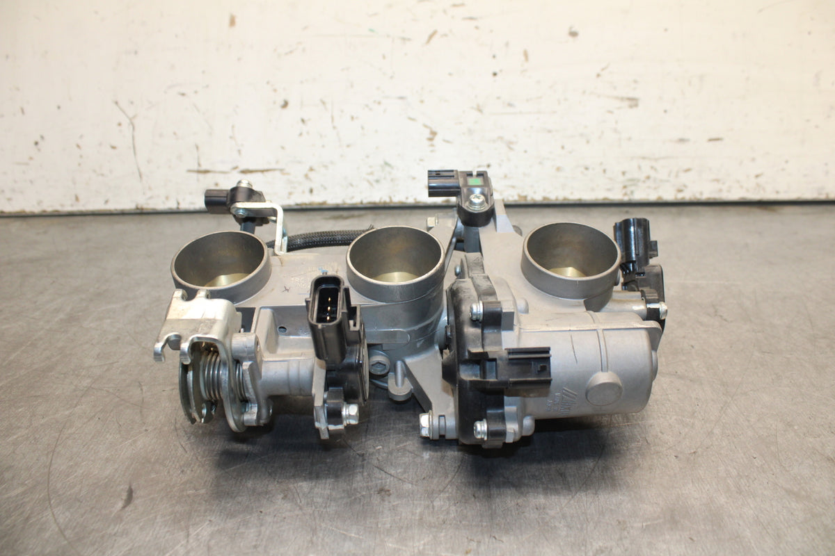 14-17 YAMAHA FZ09 MAIN FUEL INJECTORS / THROTTLE BODIES BB111