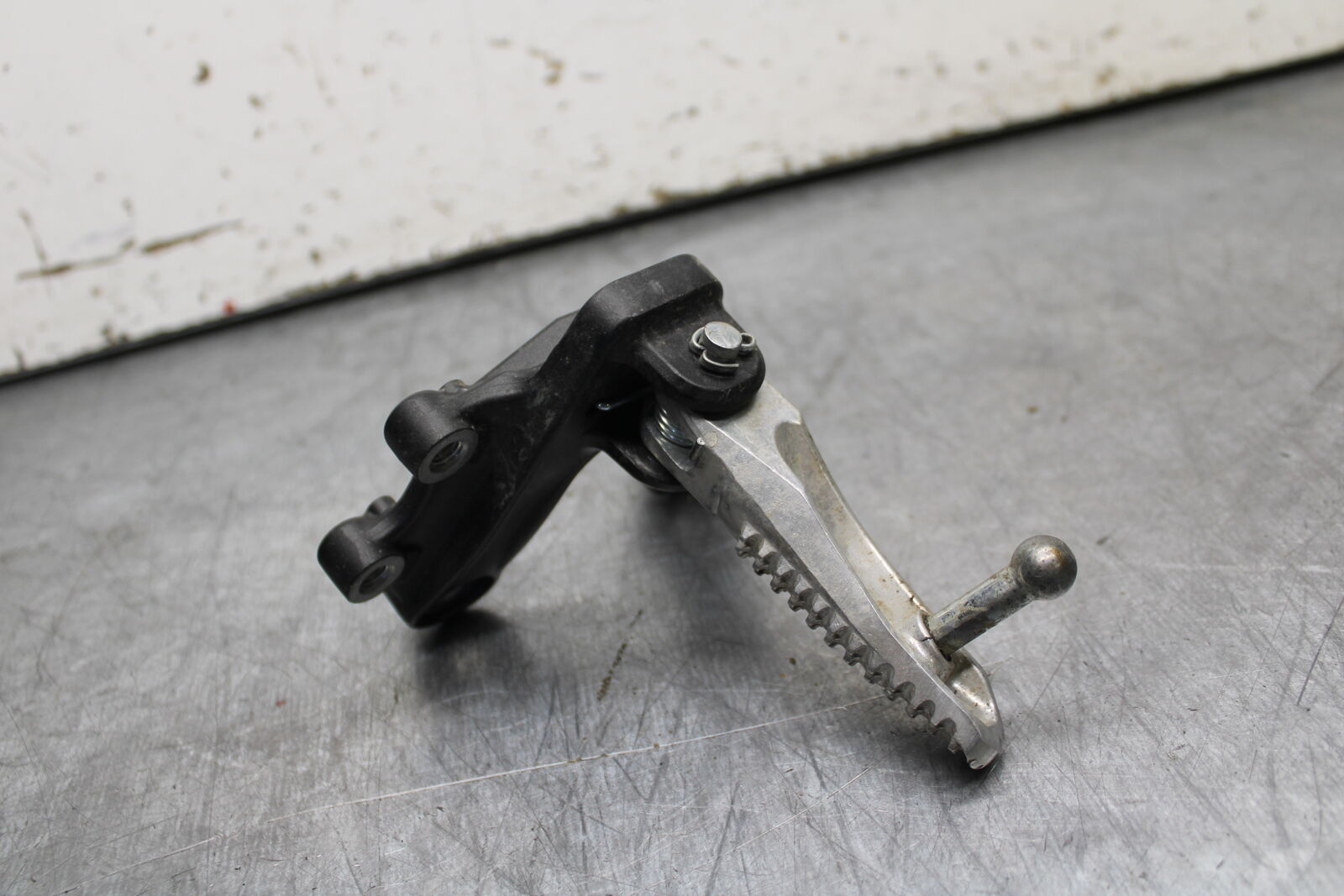 22-24 YAMAHA XSR900 LEFT REARSET REAR SET DRIVER FOOT PEG REST STOP BB710