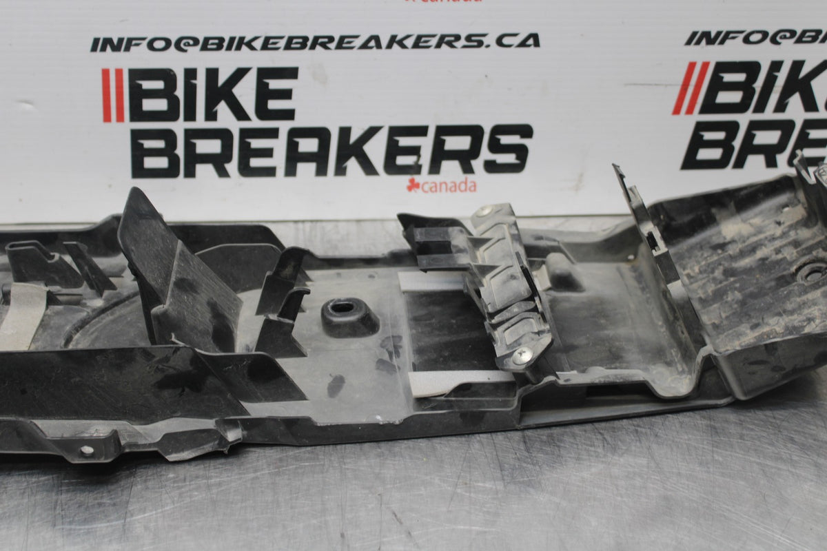 08-10 SUZUKI GSXR 600 REAR BACK TAIL UNDERTAIL BATTERY TRAY PLASTIC BB765